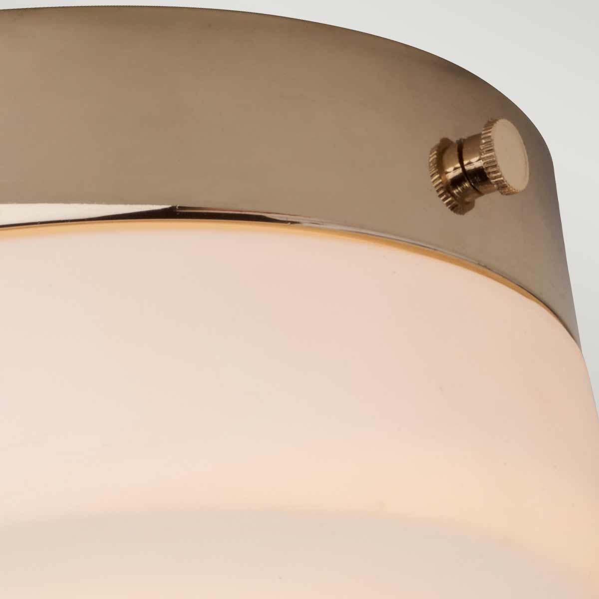Tamar Ø24 Poliertes Gold badezimmerlampe Von Elstead Lighting - Die Deckenleuchte Tamar in poliertem Gold ist eine stilvolle und funktionale Beleuchtungslösung, die dank der Schutzart IP44 perfekt für Badezimmer geeignet ist, sich aber auch für Flure und Räume mit niedrigen Decken eignet.