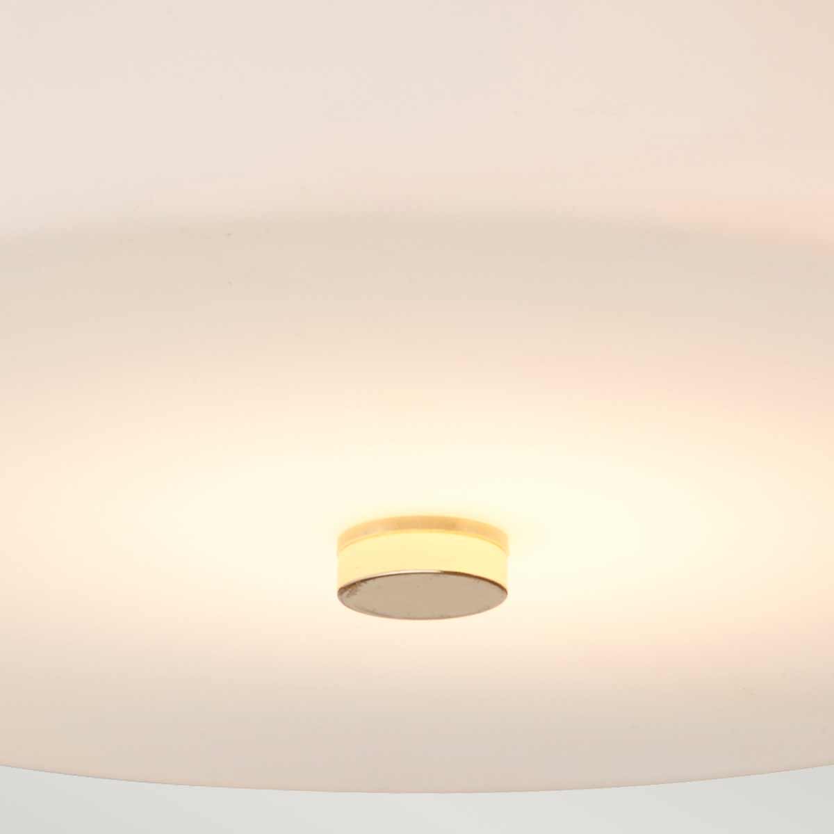 Tamar Ø24 Poliertes Gold badezimmerlampe Von Elstead Lighting - Die Deckenleuchte Tamar in poliertem Gold ist eine stilvolle und funktionale Beleuchtungslösung, die dank der Schutzart IP44 perfekt für Badezimmer geeignet ist, sich aber auch für Flure und Räume mit niedrigen Decken eignet.