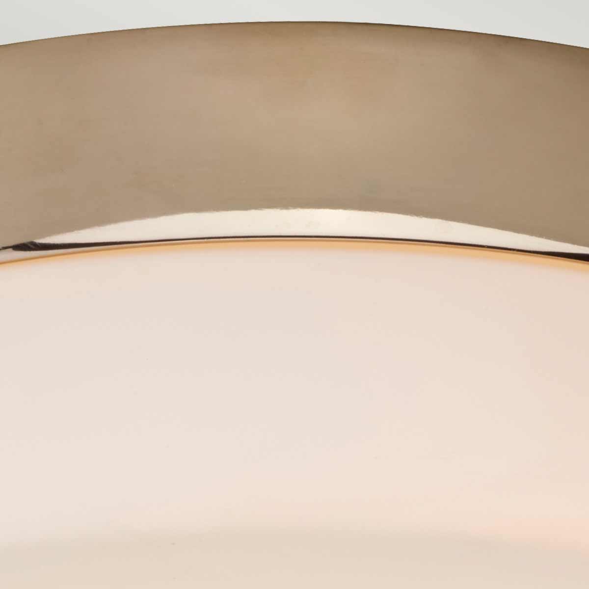 Tamar Ø24 Poliertes Gold badezimmerlampe Von Elstead Lighting - Die Deckenleuchte Tamar in poliertem Gold ist eine stilvolle und funktionale Beleuchtungslösung, die dank der Schutzart IP44 perfekt für Badezimmer geeignet ist, sich aber auch für Flure und Räume mit niedrigen Decken eignet.