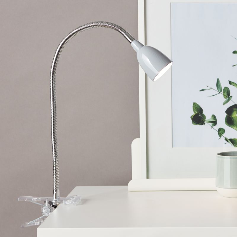 Anthony Grau klemmlampe Von Brilliant - Die Klemmleuchte Anthony ist eine praktische und flexible Beleuchtungsl&ouml;sung, die sich perfekt f&uuml;r beengte Platzverh&auml;ltnisse eignet, beispielsweise an Tischkanten oder Regalen.