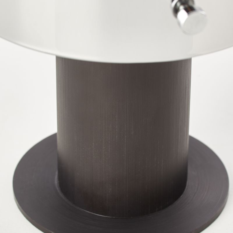 Beth 26cm Rauchfarben tischlampe Von Brilliant - Sie eignet sich ebenso gut als dekoratives Detail, um dunkle Ecken zu erhellen und zu einer angenehmen Atmosphäre im Zuhause beizutragen.