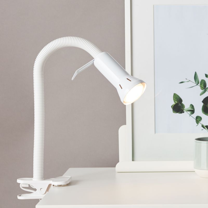 Flex Weiß klemmlampe Von Brilliant - Flex ist eine praktische Klemmleuchte, die sich mit ihrem Klemmfu&szlig; einfach an der Tisch- oder Regalkante befestigen l&auml;sst &ndash; perfekt, wenn der Platz begrenzt ist und ein herk&ouml;mmlicher Lampenfu&szlig; nicht passt.