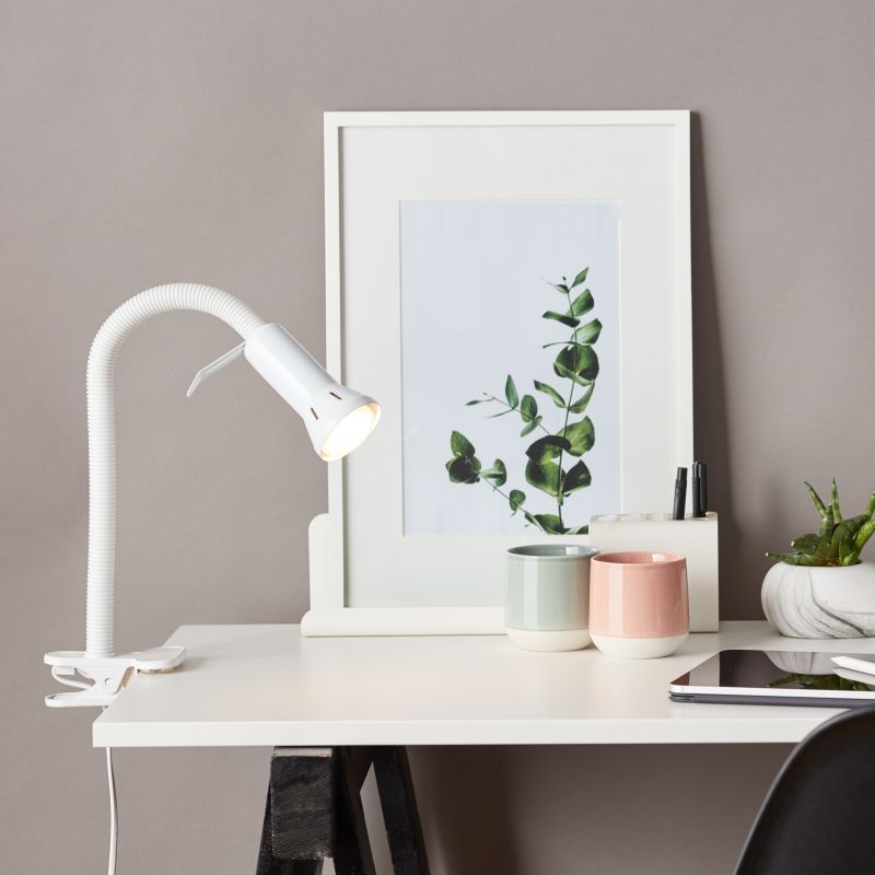 Flex Weiß klemmlampe Von Brilliant - Flex ist eine praktische Klemmleuchte, die sich mit ihrem Klemmfu&szlig; einfach an der Tisch- oder Regalkante befestigen l&auml;sst &ndash; perfekt, wenn der Platz begrenzt ist und ein herk&ouml;mmlicher Lampenfu&szlig; nicht passt.