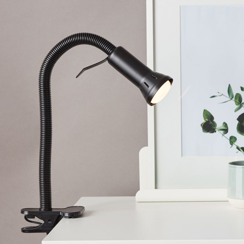 Flex Schwarz klemmlampe Von Brilliant - Flex ist eine praktische Klemmleuchte, die sich mit ihrem Klemmfu&szlig; einfach an der Tisch- oder Regalkante befestigen l&auml;sst &ndash; perfekt, wenn der Platz begrenzt ist und ein herk&ouml;mmlicher Lampenfu&szlig; nicht passt.