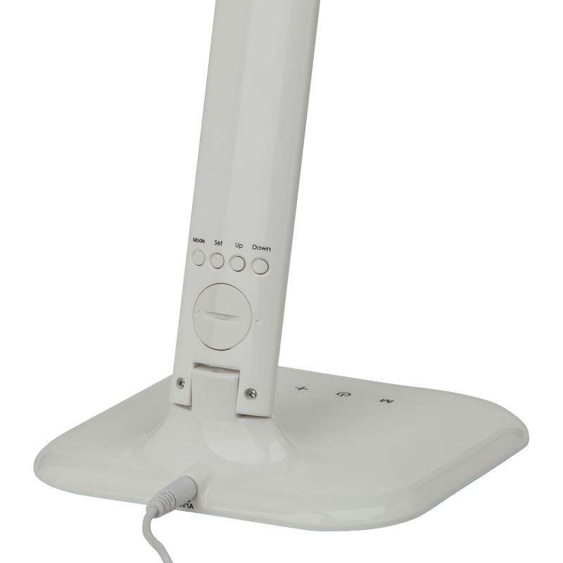 Glenn 55cm Weiß schreibtischlampe Von Brilliant - Die Leuchte verfügt über einen USB-Anschluss zum Aufladen und eine Uhr mit Alarm-, Datums- und Temperaturanzeige.