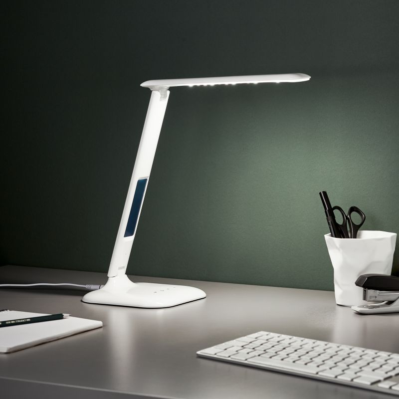 Glenn 55cm Weiß schreibtischlampe Von Brilliant - Die Leuchte verfügt über einen USB-Anschluss zum Aufladen und eine Uhr mit Alarm-, Datums- und Temperaturanzeige.