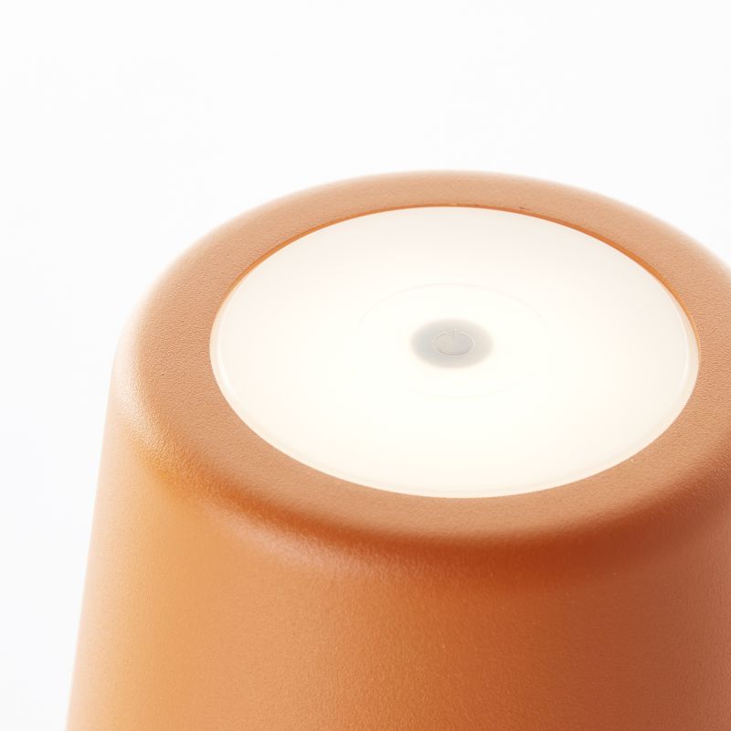 Kaami 37cm Orange tragbare Von Brilliant - Dank der hohen Schutzart IP44 ist sie wetterfest und eignet sich perfekt f&uuml;r den Innen- und Au&szlig;enbereich.