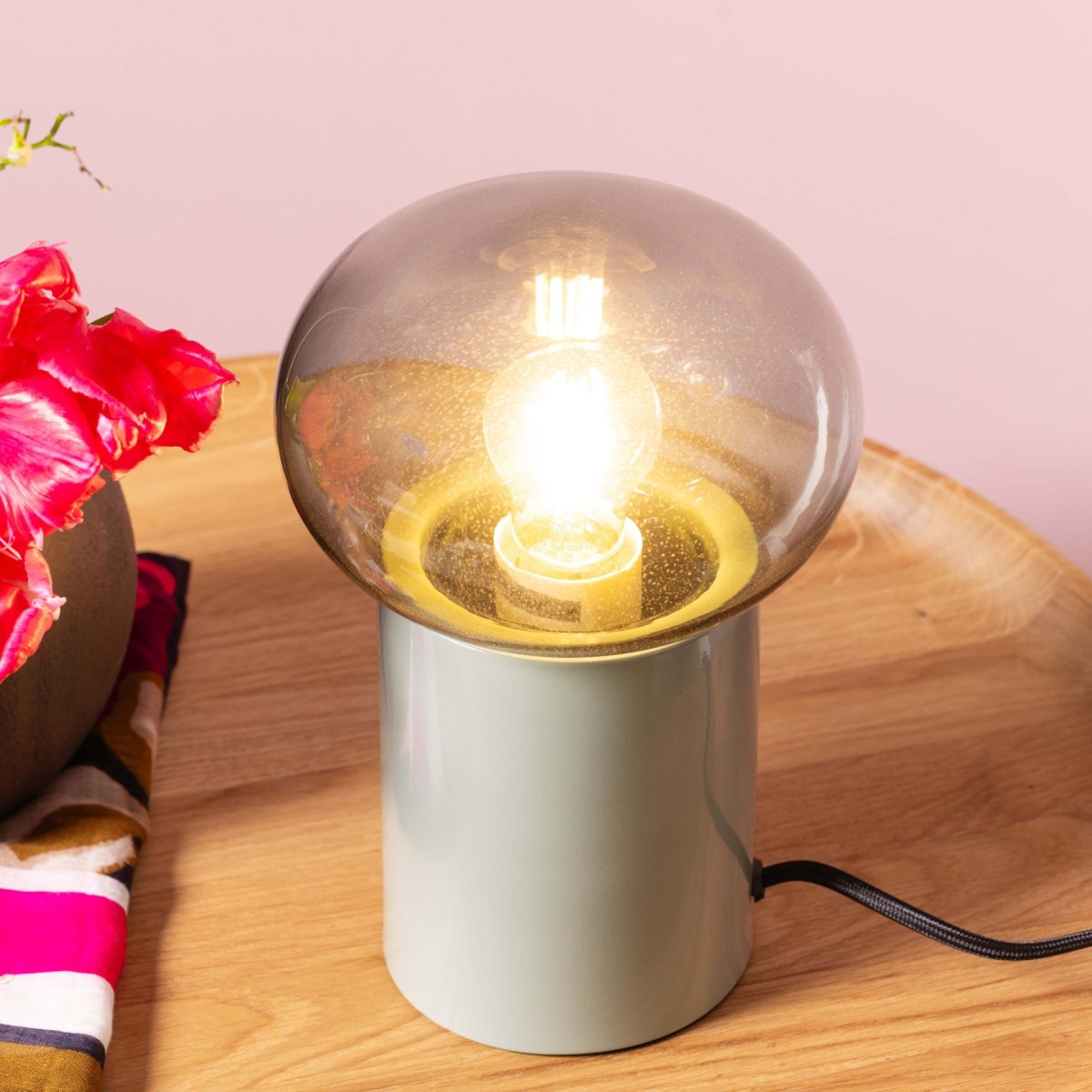 Knut 22cm Grün tischlampe Von Brilliant - Diese stilvolle Tischleuchte vereint Metall und Glas in einem modernen und dekorativen Design.