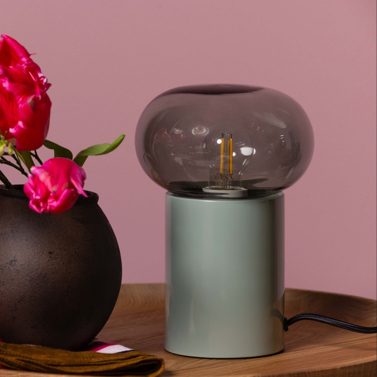Knut 22cm Grün tischlampe Von Brilliant - Diese stilvolle Tischleuchte vereint Metall und Glas in einem modernen und dekorativen Design.