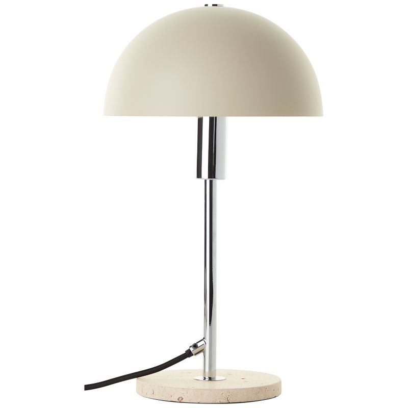 Lillian 36cm Beige tischlampe Von Brilliant - Der große, halbrunde Schirm verbreitet ein gleichmäßiges und angenehmes Licht, das eine gemütliche Atmosphäre schafft und gleichzeitig ausreichend Licht zum Lesen und Arbeiten bietet.
