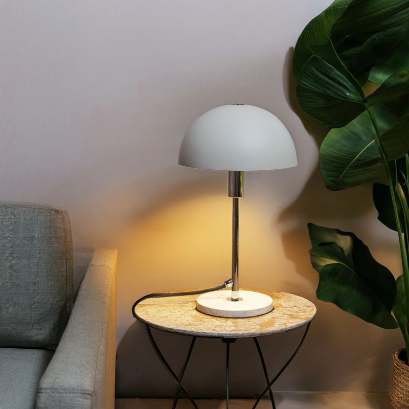 Lillian 36cm Beige tischlampe Von Brilliant - Der große, halbrunde Schirm verbreitet ein gleichmäßiges und angenehmes Licht, das eine gemütliche Atmosphäre schafft und gleichzeitig ausreichend Licht zum Lesen und Arbeiten bietet.