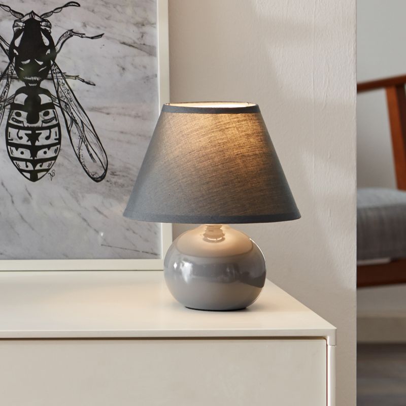 Primo 23cm Dunkelgrau tischlampe Von Brilliant - Dekorative Tischleuchte mit stilvollem und schlichtem Design, die sich perfekt als Nachttischlampe oder Akzentbeleuchtung im Wohnzimmer eignet.