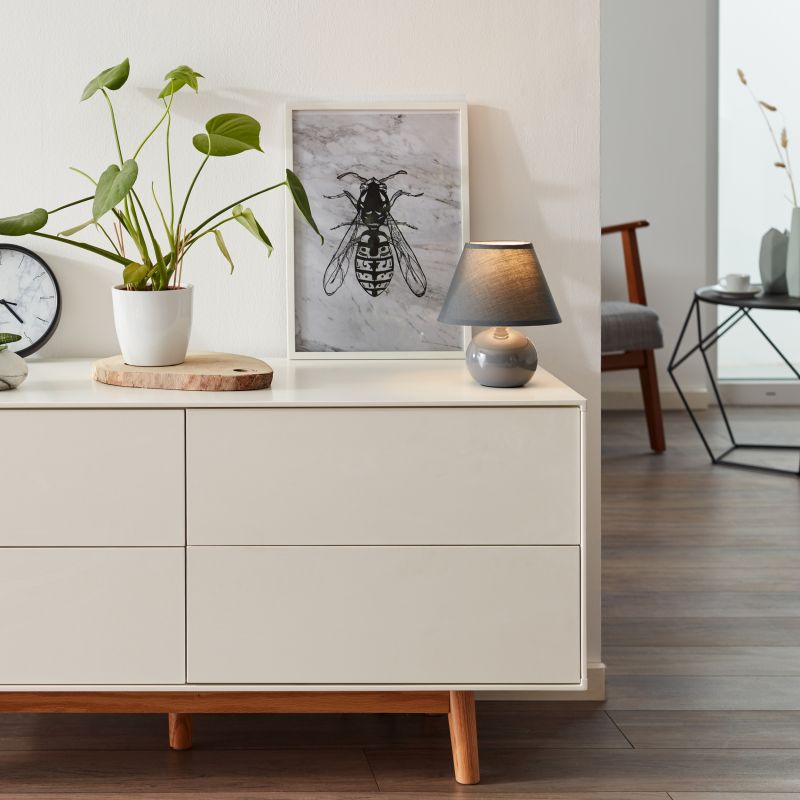 Primo 23cm Dunkelgrau tischlampe Von Brilliant - Dekorative Tischleuchte mit stilvollem und schlichtem Design, die sich perfekt als Nachttischlampe oder Akzentbeleuchtung im Wohnzimmer eignet.