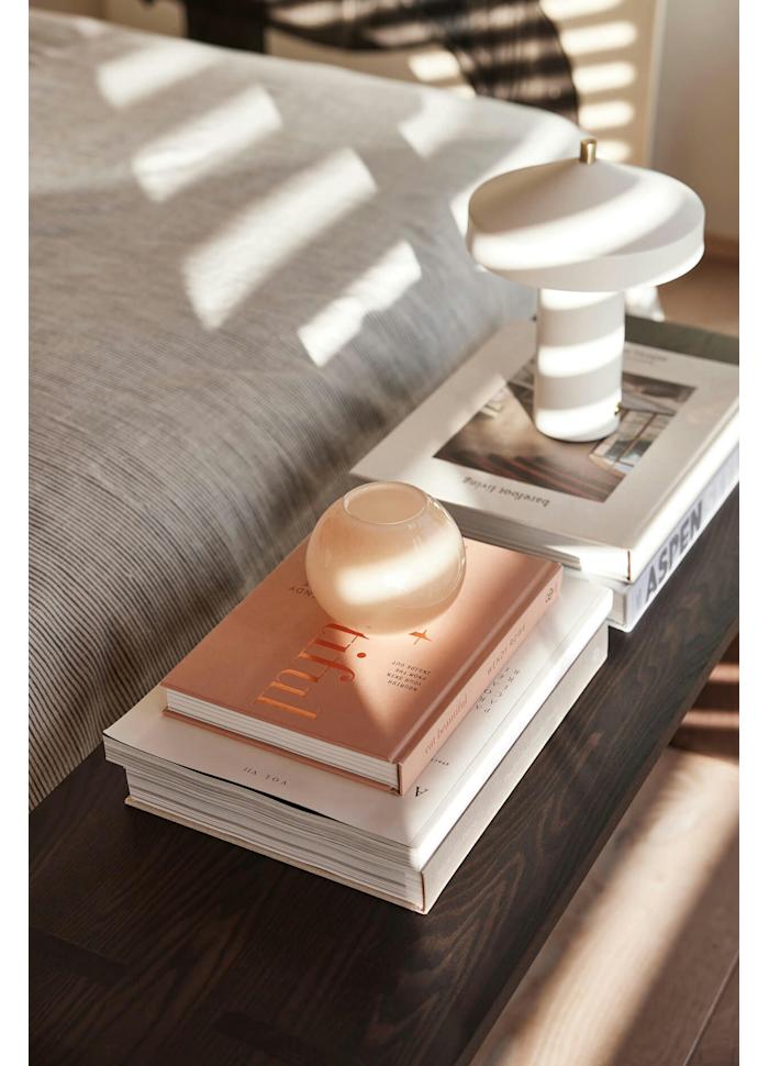 Hatto 25cm Weiß tragbare Von OYOY - Mit einer Dimmfunktion in drei Stufen und energieeffizienter LED bietet sie anpassbares und angenehmes Licht f&uuml;r unterschiedliche Bed&uuml;rfnisse.