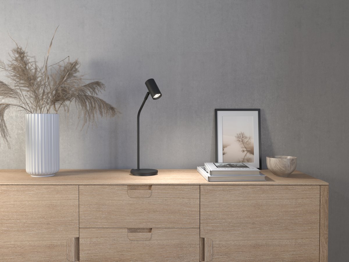 Tyson 54cm Schwarz schreibtischlampe Von Belid - Die Tischlampe Tyson hat ein einfaches und stilvolles Design aus schwarzem strukturiertem Metall und verfügt über einen verstellbaren Lampenschirm, mit dem Sie das Licht genau dorthin lenken können, wo es zum Lesen oder Arbeiten benötigt wird.