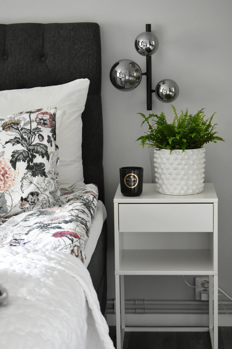 Molekyl 36cm Rauchgrau wandlampe Von Aneta Lighting - Molekyl-Wandleuchte aus schwarzem Metall mit 3 Rauchglaskugeln.