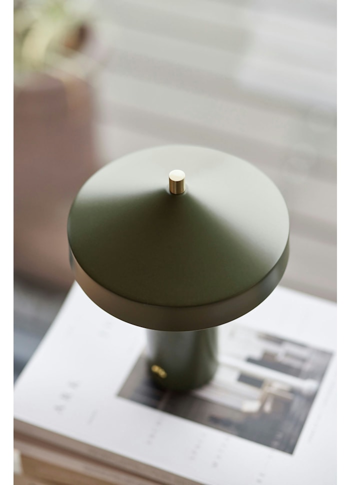 Hatto 25cm Grün tragbare Von OYOY - Mit einer Dimmfunktion in drei Stufen und energieeffizienter LED bietet sie anpassbares und angenehmes Licht f&uuml;r unterschiedliche Bed&uuml;rfnisse.