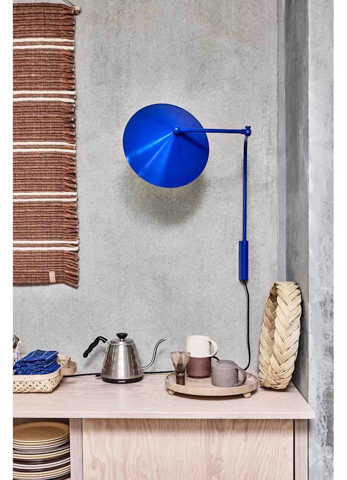 Kasa 60cm Blau wandlampe Von OYOY - Dank ihrer eleganten Form passt die Leuchte in jedes Interieur und verleiht dem Raum Charakter und Stil.