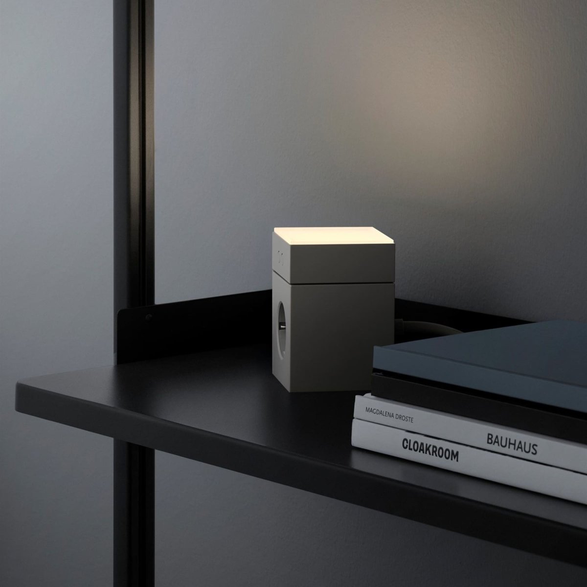LAMP 1 - EU Grau Von Avolt - Diese praktische kleine Lampe wird direkt an die Steckdose (230 V) angeschlossen und eignet sich perfekt als Nachtlicht oder Stimmungslicht im Flur, Schlafzimmer oder anderen R&auml;umen, in denen Sie ein sanftes Licht w&uuml;nschen.
