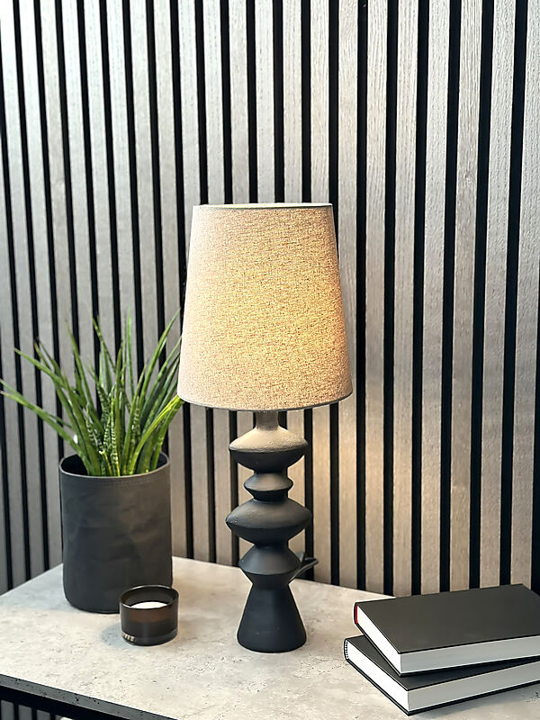 Nina 54cm Schwarz tischlampe Von Aneta Lighting - Die modernistische Tischlampe Nina mit ihren interessanten Formen wird ein leicht zu platzierendes und schönes Detail in Ihrem Zuhause sein.