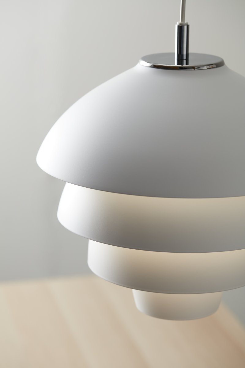 Valencia Ø42 Mattweiß hängelampe Von Belid - Die Leuchte hat eine diffuse, sanft gl&auml;nzende Konstruktion, deren Designsprache von h&auml;ngenden Weintrauben inspiriert ist.