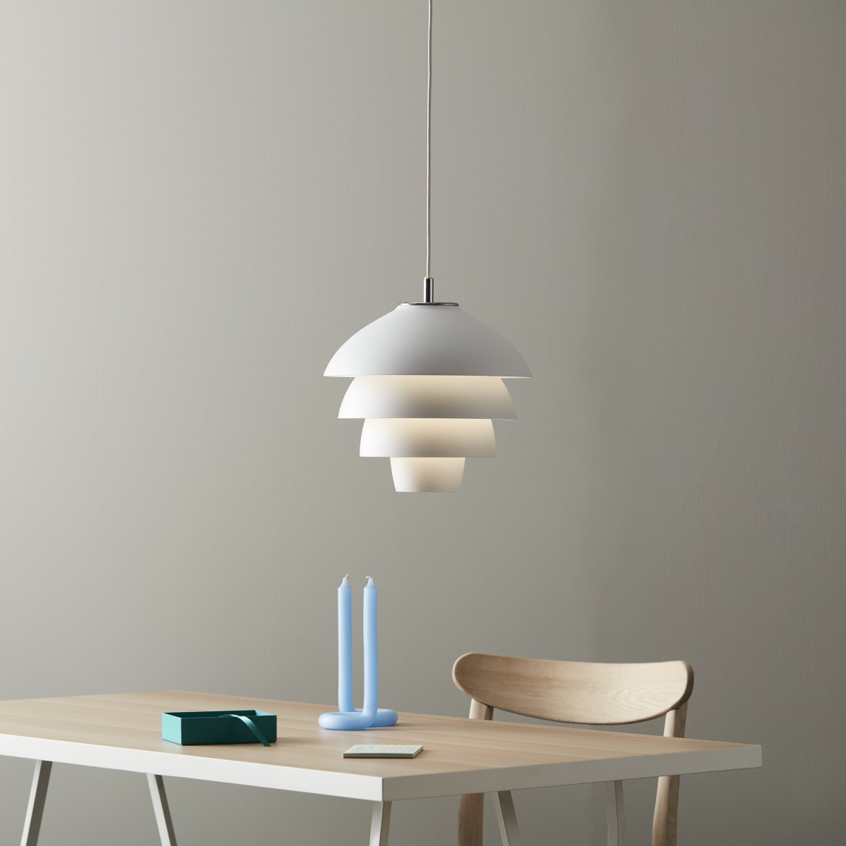 Valencia Ø42 Mattweiß hängelampe Von Belid - Die Leuchte hat eine diffuse, sanft gl&auml;nzende Konstruktion, deren Designsprache von h&auml;ngenden Weintrauben inspiriert ist.