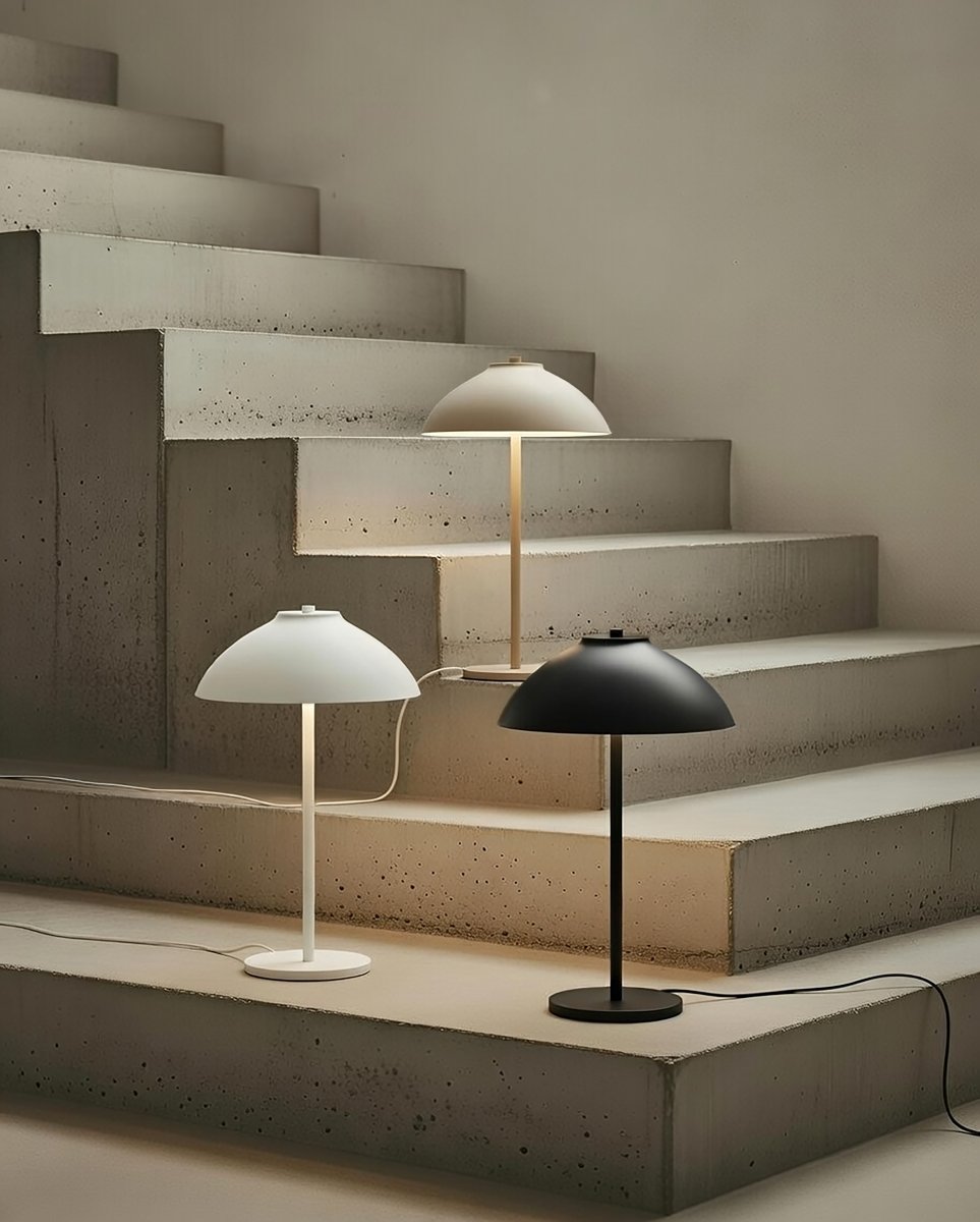 Vali 40cm Weiß tischlampe Von Belid - Der breite Schirm lenkt das Licht nach unten und erzeugt eine klare Lichtzone, die dem Raum Struktur und Atmosph&auml;re verleiht.