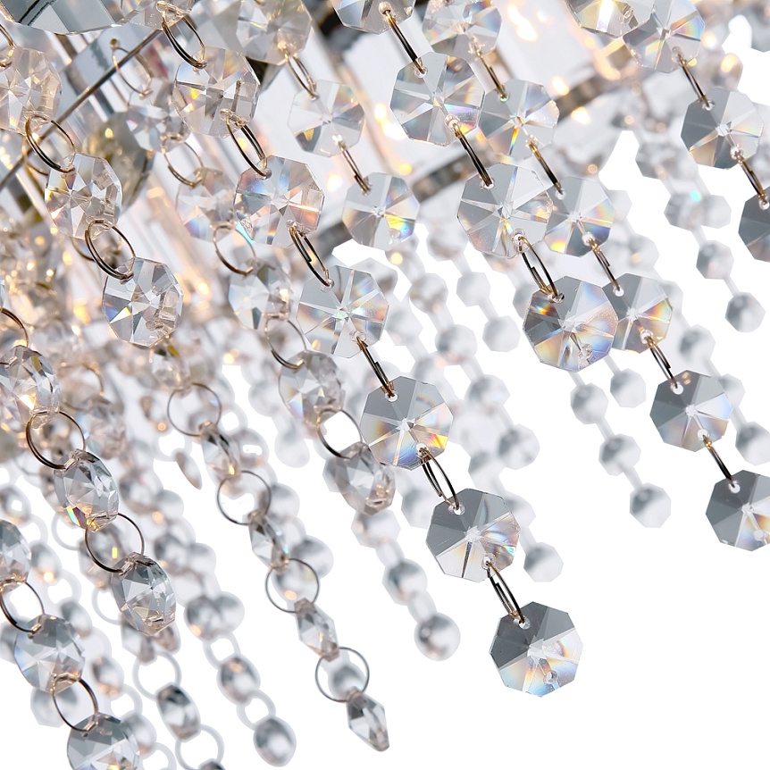 Hail Ø60 Chrom kristall Von Maytoni - Ein perfekter Kronleuchter f&uuml;r den Flur, das Wohnzimmer oder &uuml;ber dem Esstisch &ndash; wo es mit seinem glamour&ouml;sen Design den gesamten Innenraum erhellt und aufwertet.