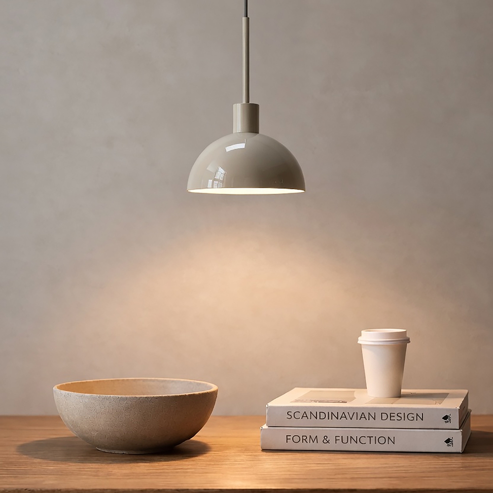 Vienda Ø20 Beige hängelampe Von Herstal - Vienda ist eine stilvolle Pendelleuchte aus Metall in einem sanften Beigeton und zeitlosem Design.