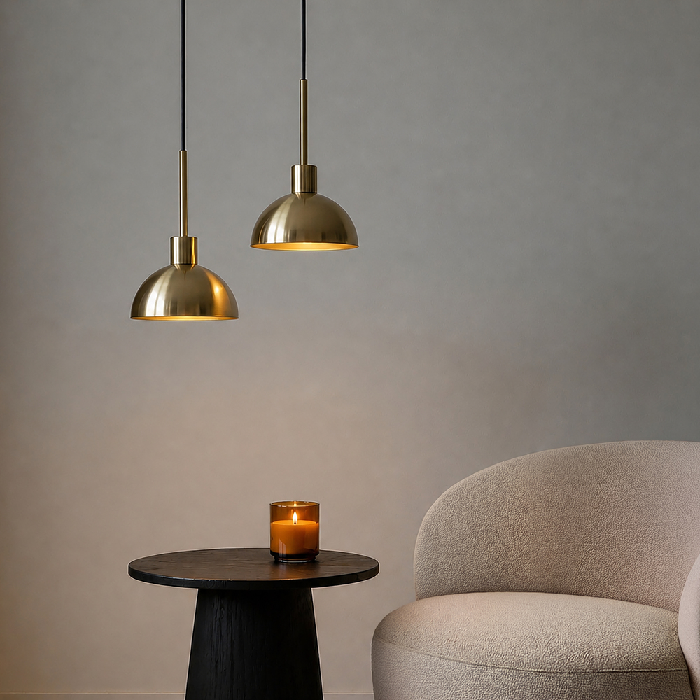 Vienda Ø20 Messing hängelampe Von Herstal - Vienda ist eine stilvolle Pendelleuchte aus Metall mit satiniertem Messingfinish und zeitlosem Design.