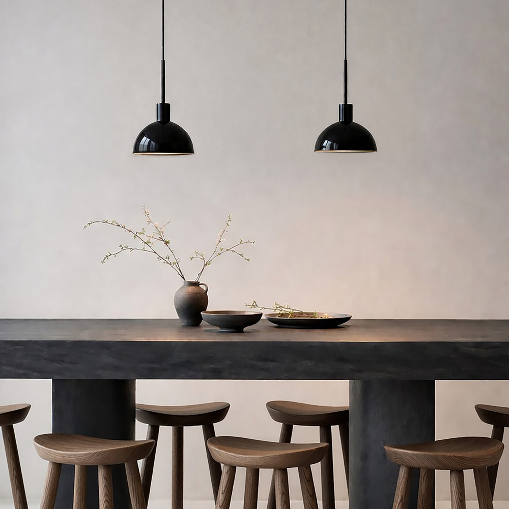 Vienda Ø20 Schwarz hängelampe Von Herstal - Vienda ist eine stilvolle Pendelleuchte aus Metall in gl&auml;nzendem Schwarz mit zeitlosem Design.