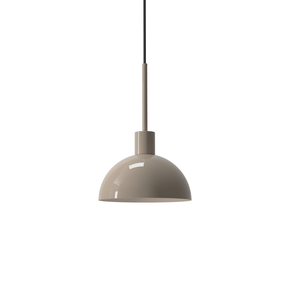 Vienda Ø20 Beige hängelampe Von Herstal - Vienda ist eine stilvolle Pendelleuchte aus Metall in einem sanften Beigeton und zeitlosem Design.