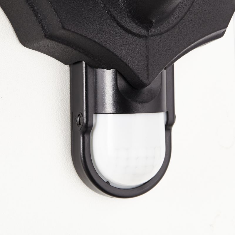 Carleen Schwarz außenlampe Von Brilliant - Sie ist sowohl dekorativ als auch praktisch und sorgt an dunklen Abenden für eine sichere Beleuchtung der Hausfassade.