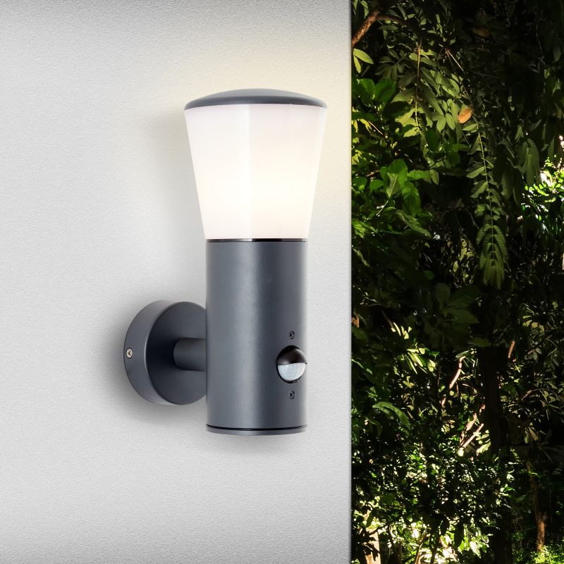 Cliffi Anthrazit außenlampe Von Brilliant - Der eingebaute Bewegungssensor schaltet die Leuchte bei Dunkelheit automatisch ein und l&auml;sst sich in Leuchtdauer und Empfindlichkeit einstellen.