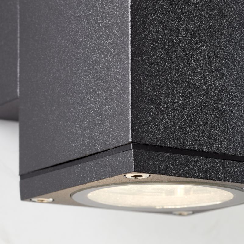 Hally Anthrazit außenlampe Von Brilliant - Diese Wandleuchte ist sowohl dekorativ als auch funktional und sorgt in den dunklen Stunden des Tages für sichere Beleuchtung im Eingangsbereich.