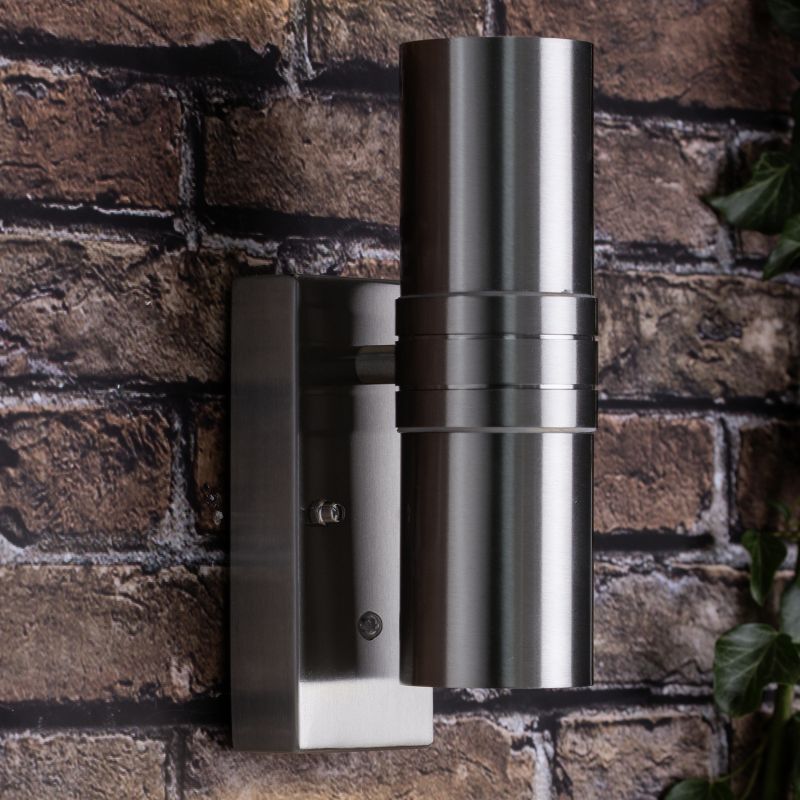 Hanni Stahl außenlampe Von Brilliant - Die Außenwandleuchte Hanni ist für dekorative Beleuchtung konzipiert und verwandelt eine schlichte Fassade in ein kleines Kunstwerk aus Licht und Schatten.