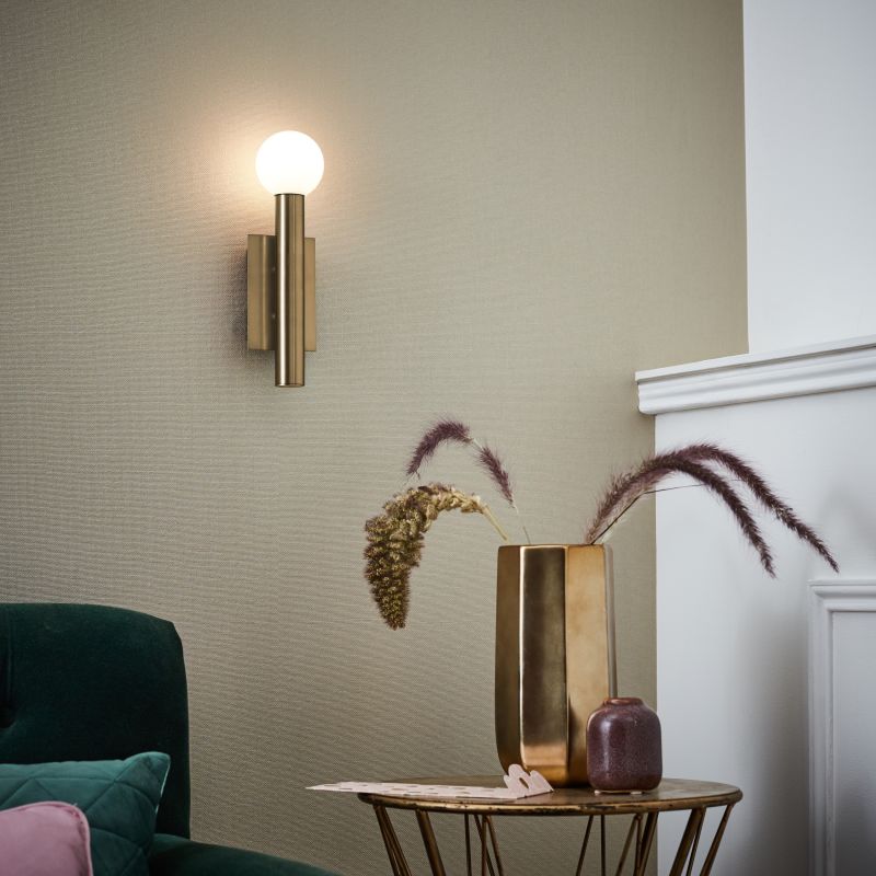Lucky 25cm Antikes Messing wandlampe Von Brilliant - Lucky verbreitet mit ihrem weißen Glasschirm ein warmes, gemütliches Licht.