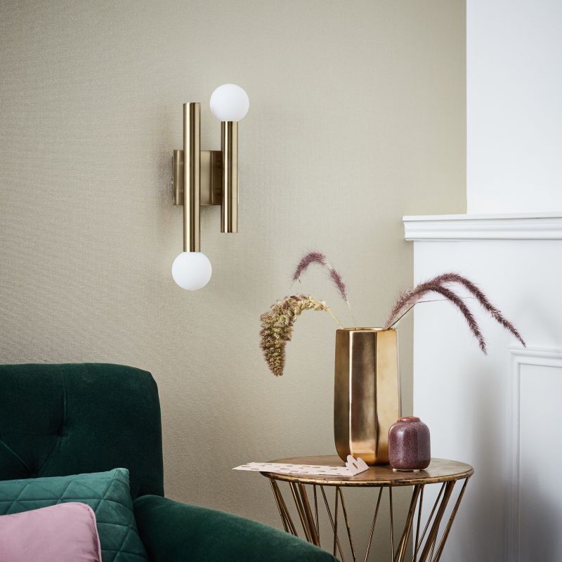 Lucky 34cm Antikes Messing wandlampe Von Brilliant - Lucky ist eine stilvolle Wandleuchte, die sowohl als Ergänzung zur Raumbeleuchtung als auch als dekoratives Stimmungslicht eingesetzt werden kann.