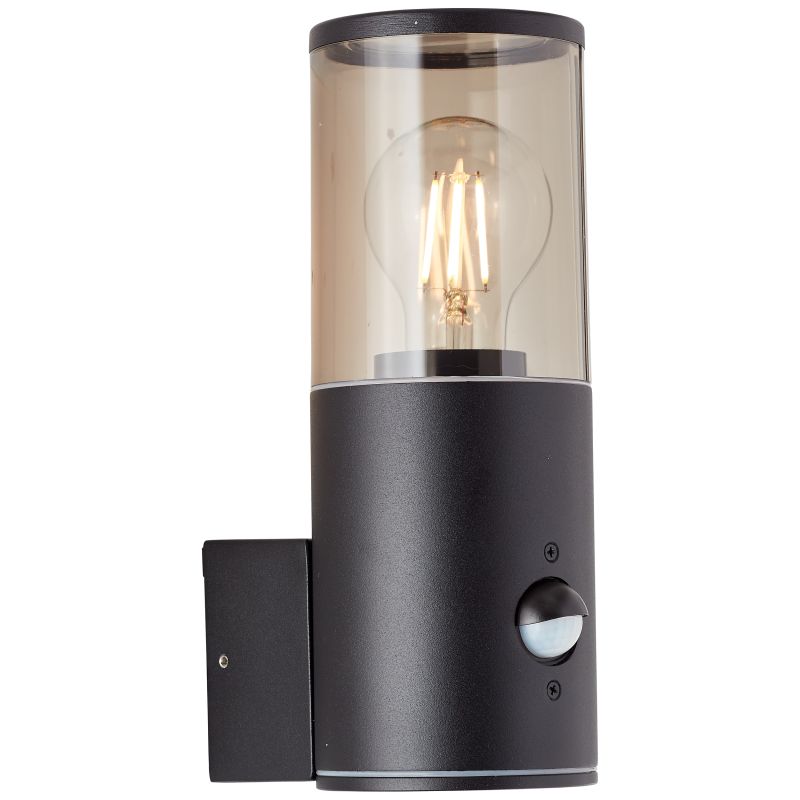 Sergioro Schwarz außenlampe Von Brilliant - Die Wandleuchte Sergioro ist eine vielseitige Leuchte, die sowohl die Fassade dekorativ beleuchtet als auch Gehwege und Einfahrten sicher beleuchtet.