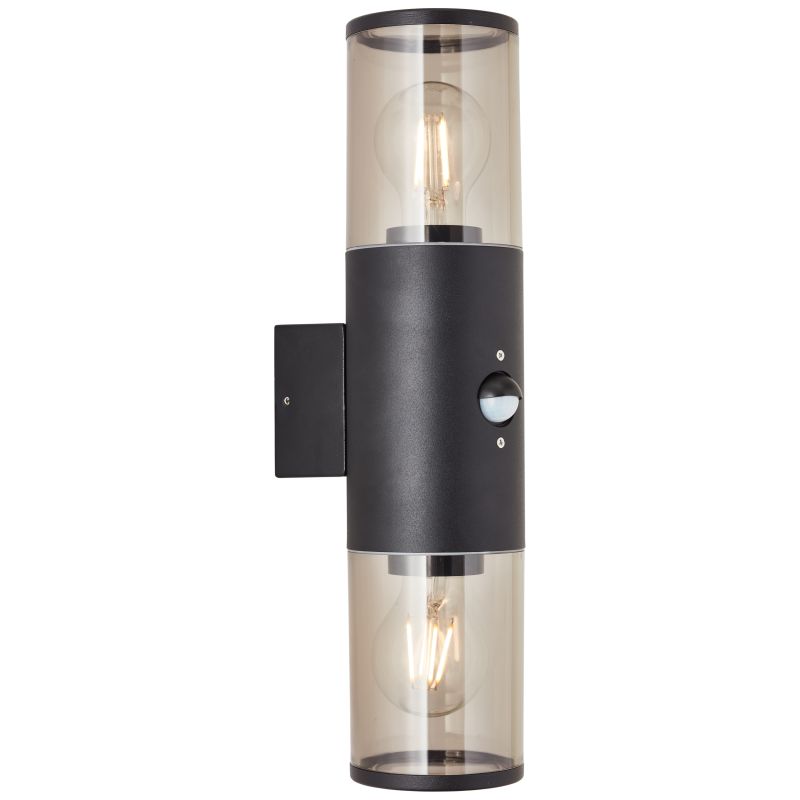 Sergioro Schwarz außenlampe Von Brilliant - Die Wandleuchte Sergioro ist eine vielseitige Leuchte, die sowohl die Fassade dekorativ beleuchtet als auch Gehwege und Einfahrten sicher beleuchtet.