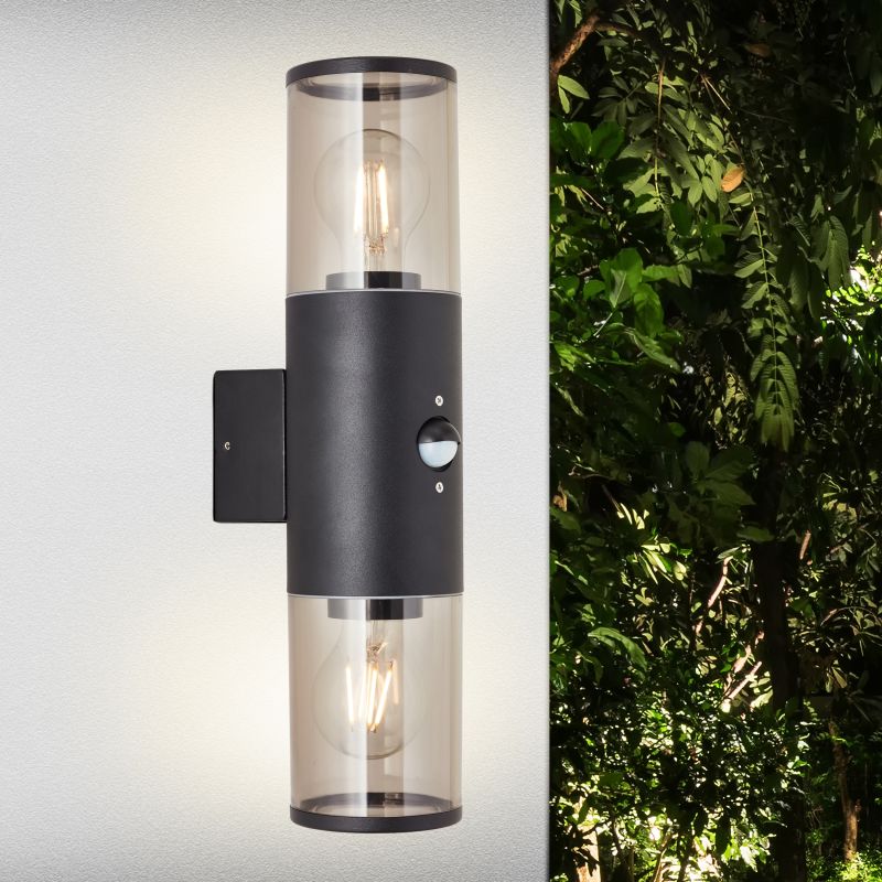 Sergioro Schwarz außenlampe Von Brilliant - Die Wandleuchte Sergioro ist eine vielseitige Leuchte, die sowohl die Fassade dekorativ beleuchtet als auch Gehwege und Einfahrten sicher beleuchtet.