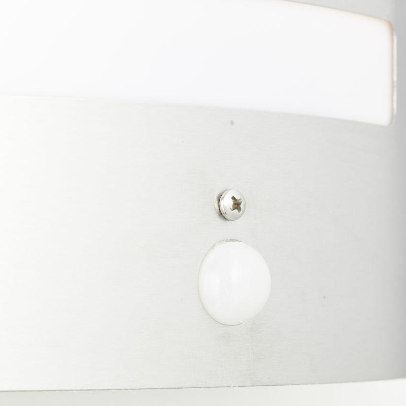 Todd Stahl außenlampe Von Brilliant - Dank des stilvollen Designs fügt sich die Leuchte natürlich in die Hauswände ein.