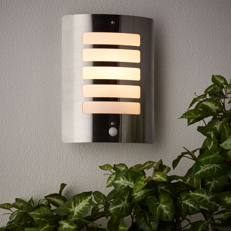 Todd Stahl außenlampe Von Brilliant - Dank des stilvollen Designs fügt sich die Leuchte natürlich in die Hauswände ein.