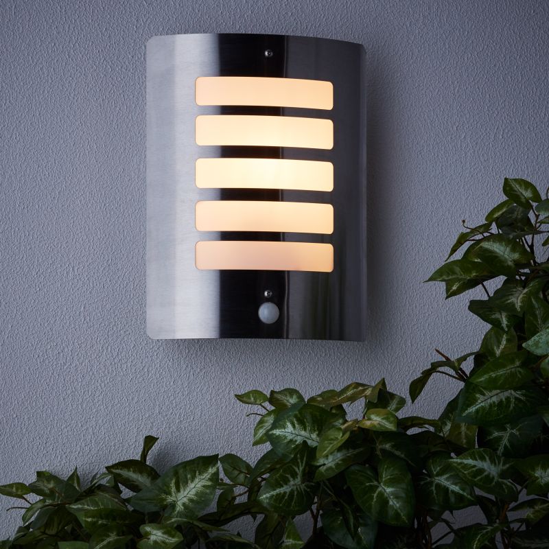 Todd Stahl außenlampe Von Brilliant - Dank des stilvollen Designs fügt sich die Leuchte natürlich in die Hauswände ein.