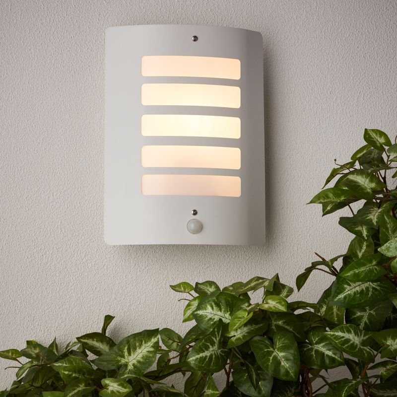 Todd Weiß außenlampe Von Brilliant - Dank des stilvollen Designs fügt sich die Leuchte natürlich in die Hauswände ein.