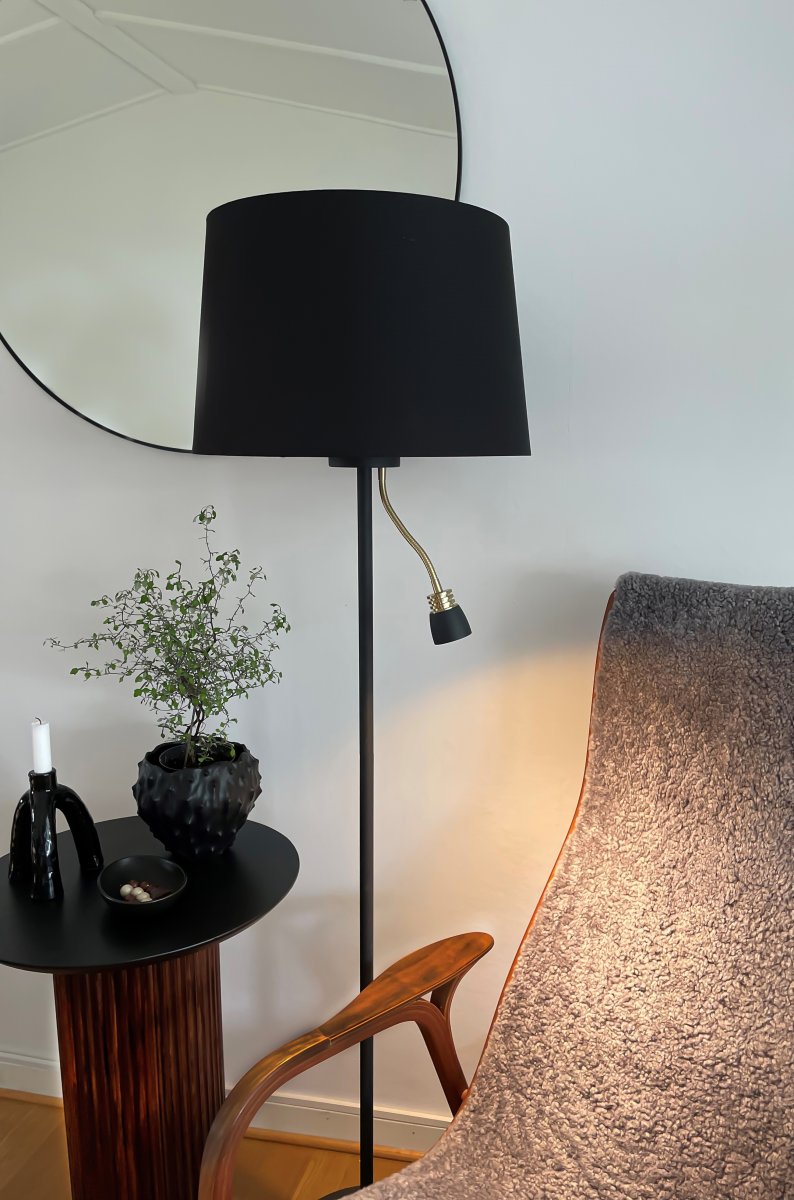 Eketorp Schwarz stehlampe Von Aneta Lighting - 60 W E27-Lichtquelle für den Textilschirm, nicht im Lieferumfang enthalten.