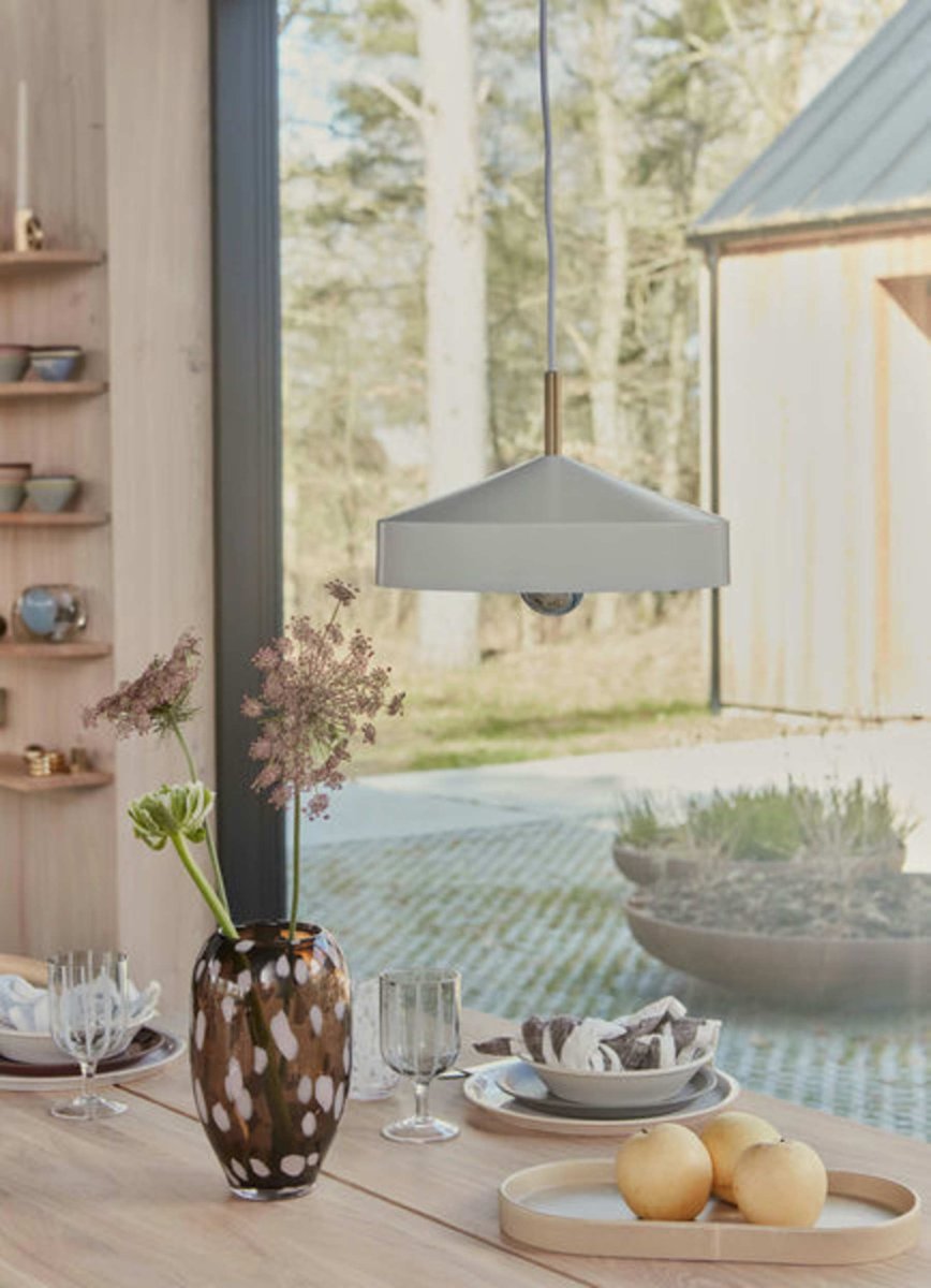 Hatto Ø30 Weiß hängelampe Von OYOY - Die Hatto Pendelleuchte in Wei&szlig; besticht durch ihr stilvolles Design mit matter Oberfl&auml;che, eleganten Messingdetails und einem Textilkabel.