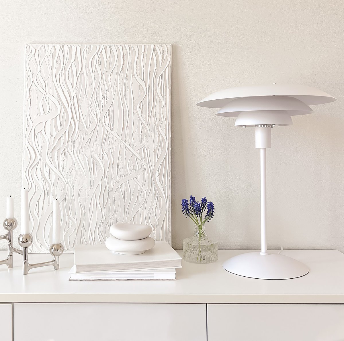 Epsilon 53cm Weiß tischlampe Von Aneta Lighting - Bei Epsilon sind doppelte Sätze dekorativer Ringe und Knöpfe im Lieferumfang enthalten.