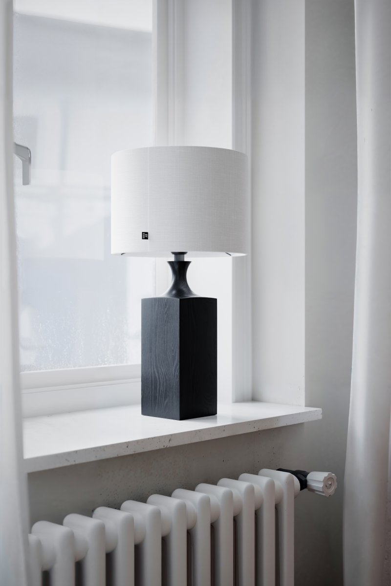 Woody 56cm Schwarz tischlampe Von By Rydéns - Der wei&szlig;e Schirm sorgt f&uuml;r eine angenehme Lichtverteilung im Raum.