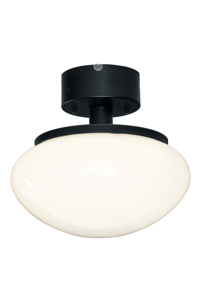 New August Ø27 Schwarz deckenleuchte Von Aneta Lighting - Für alle, die eine Lampe mit Charakter suchen, die den Raum nicht dominieren soll, ist New August die ideale Wahl – ein stilvolles Detail, das Ihr gesamtes Interieur aufwertet.